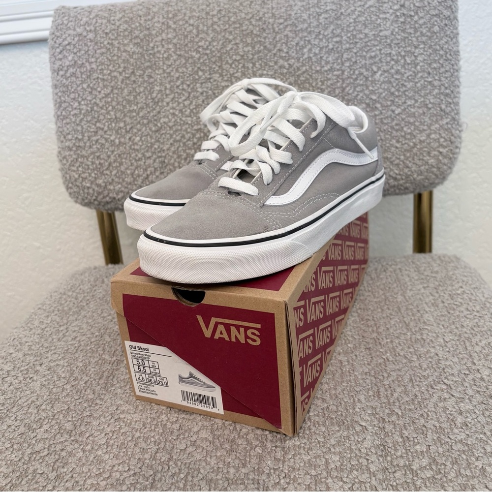 LIKE NEW!! Vans SIZE 6.5 WOMENS Gray and White Classic Sneakers